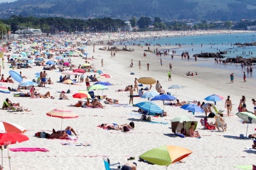 Advertencia de vacaciones en España: los británicos se enfrentan a multas por orinar en el mar en un popular balneario