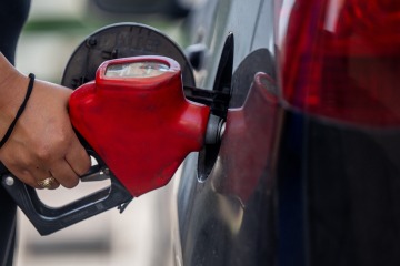 Mujer revela truco de gasolina que cambia el juego para asegurarse de que nunca gastes de más