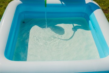 Papá comparte un truco genial para llenar una piscina infantil gigante sin manguera