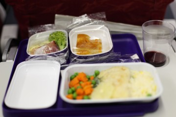 La tripulación de cabina revela lo que nunca se debe hacer con la comida del avión y probablemente seas culpable
