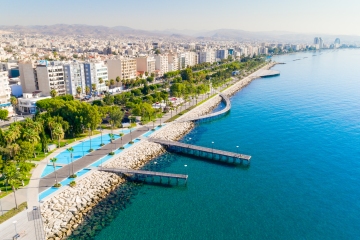 Las vacaciones en Chipre aumentan a medida que el país elimina TODAS las restricciones de viaje de Covid