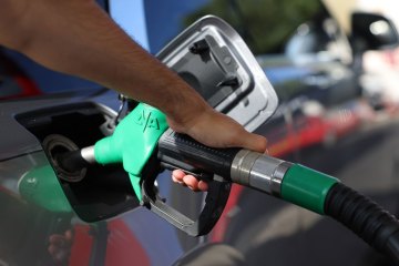 Tesco desencadena la guerra de las bombas de combustible después de reducir la gasolina en 6.5p después de que Asda redujera los precios