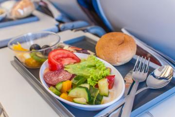 He aquí cómo hacer que la comida del avión sepa mejor durante el vuelo