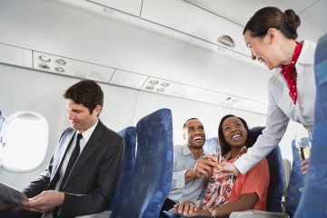 Asistente de vuelo revela regla crucial para familias que no se sientan juntas en aviones