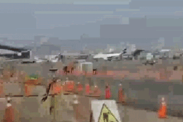 Mire el avión explotar en LLAMAS después del aterrizaje forzoso que mató a 2 trabajadores