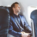 Un hombre que pagó extra por un asiento junto a la ventana se sorprende al abordar el avión