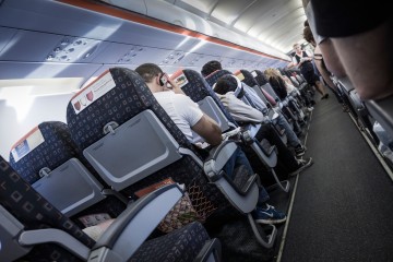 Una azafata revela los peores asientos de avión para reservar en caso de turbulencia