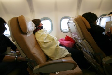¿Por qué las aerolíneas están abandonando los asientos reclinables? Podrían ser malas noticias para vuelos largos