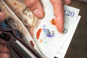 Familias que luchan por obtener £ 250 de dinero gratis directamente en cuentas bancarias