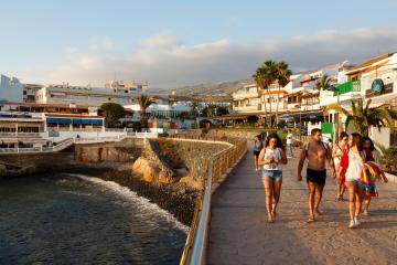 Los fumadores podrían enfrentar multas de £ 2,660 en vacaciones en Tenerife gracias a las nuevas reglas
