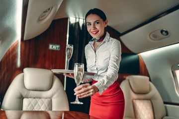 Puede conseguir un trabajo como asistente de vuelo por £ 300,000 al año, en el avión privado de Netflix