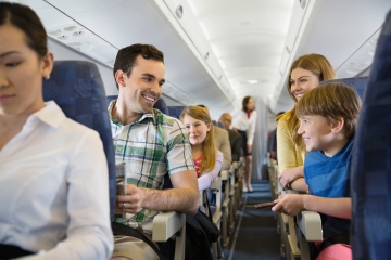 Mamá tiene opiniones divididas por querer sobornar a pasajeros de avión para que se muden por sus hijos