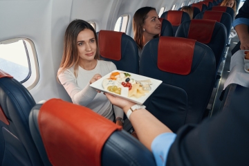 Soy azafata y así es como debo comer siempre primero en los aviones
