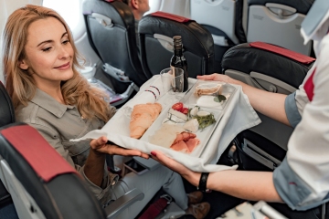 El pasajero disgusta a la gente en el avión con comida maloliente: la gente está de su lado