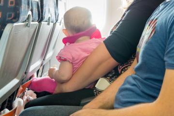 El asiento de avión que siempre debes reservar si quieres evitar niños en un vuelo