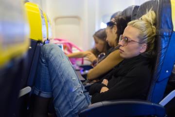 Expertos explican cuándo reclinar el asiento en un avión