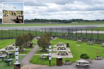 Aeropuerto del Reino Unido con cervecería al aire libre justo al lado de la pista 