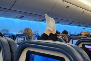 Pasajero culpa a mujer por poner sus pies en el reposacabezas durante un vuelo lleno de gente