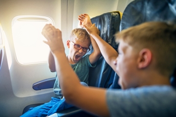Un ingenioso truco para evitar que los niños griten en los aviones 