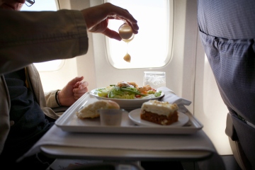 Soy azafata: NUNCA debes comer estos alimentos y bebidas en un avión
