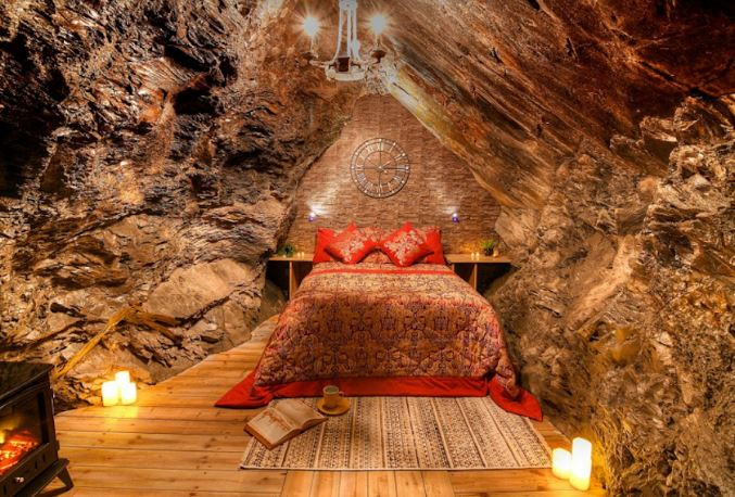 Los huéspedes pueden relajarse a 400 metros bajo la superficie en la sala de la cueva 