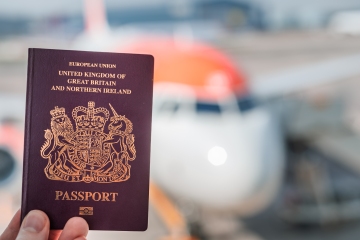 Regla de pasaporte poco conocida para padres que viajan con sus hijos este verano