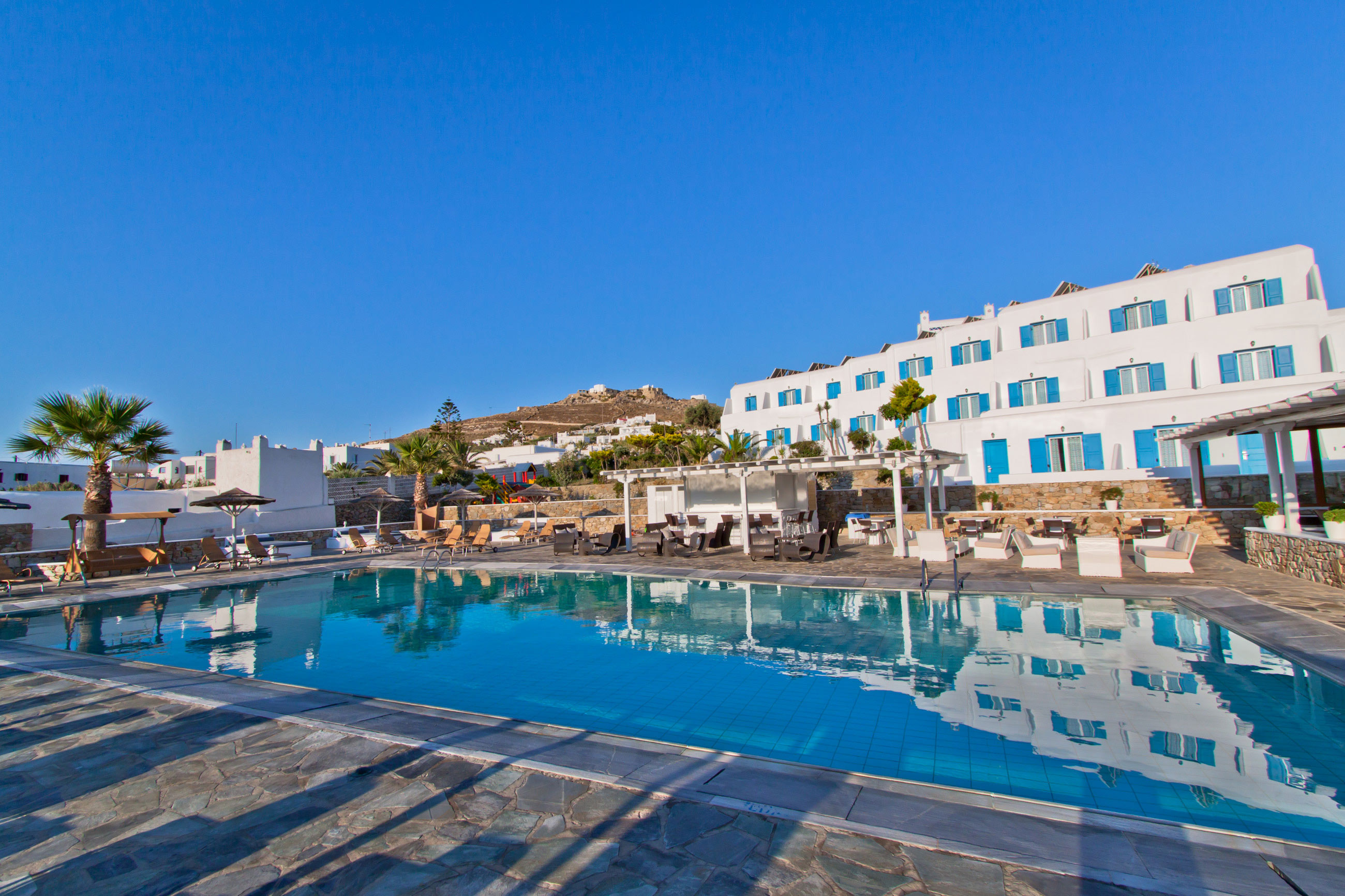 El hotel Yiannaki se alza sobre una colina con vistas a una de las playas más hermosas de Mykonos.