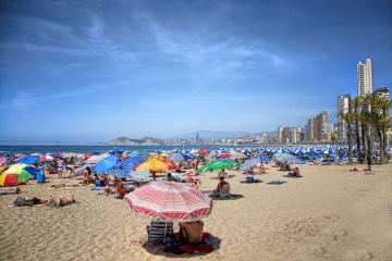 Los turistas se enfrentan a multas por acumular tumbonas en España, mientras abarrotan las playas públicas