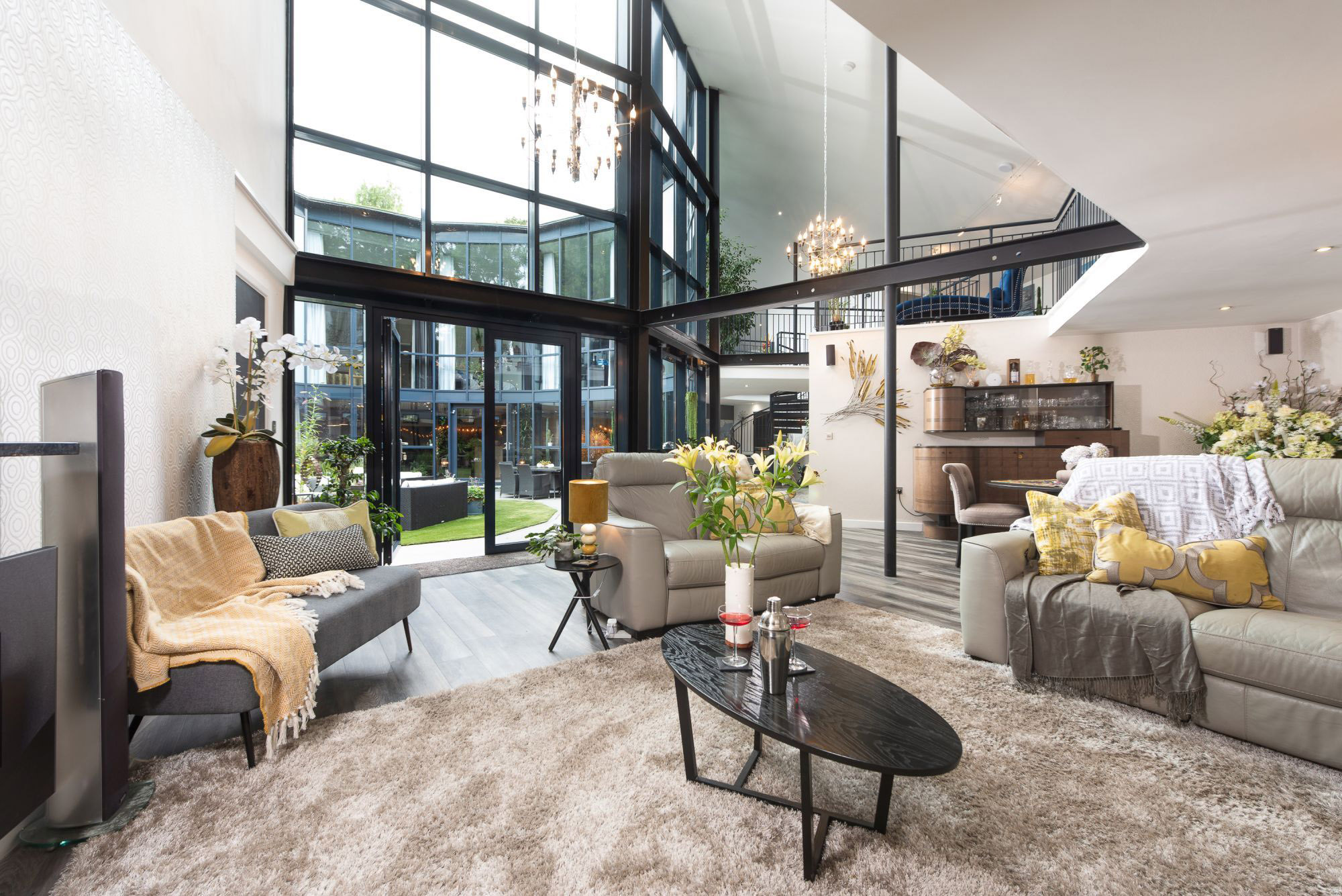 Dos amplias salas de estar ofrecen muchos lugares para relajarse