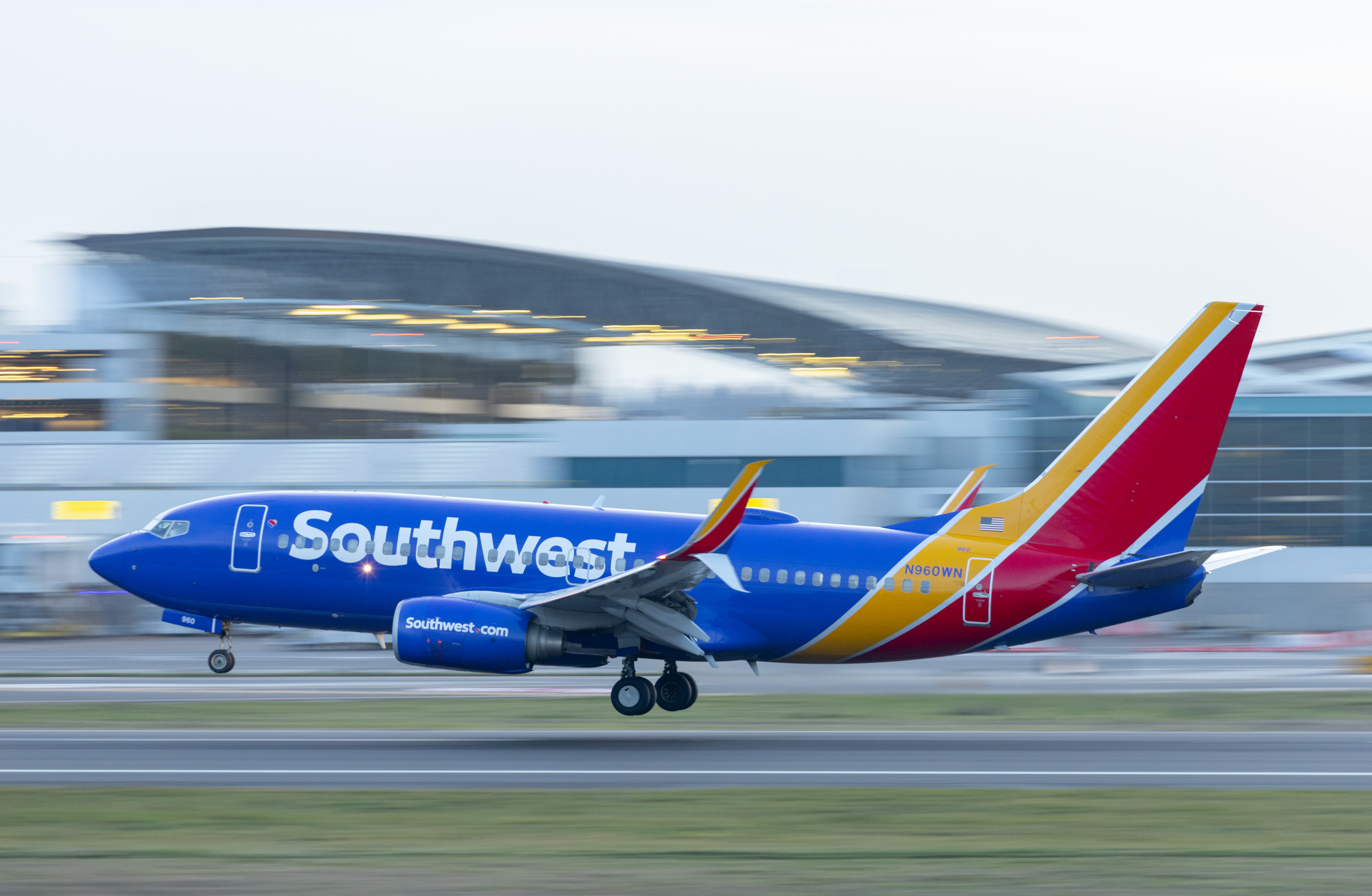 Aerolíneas como Southwest, PLAY y Air New Zealand han optado por usar color en todo