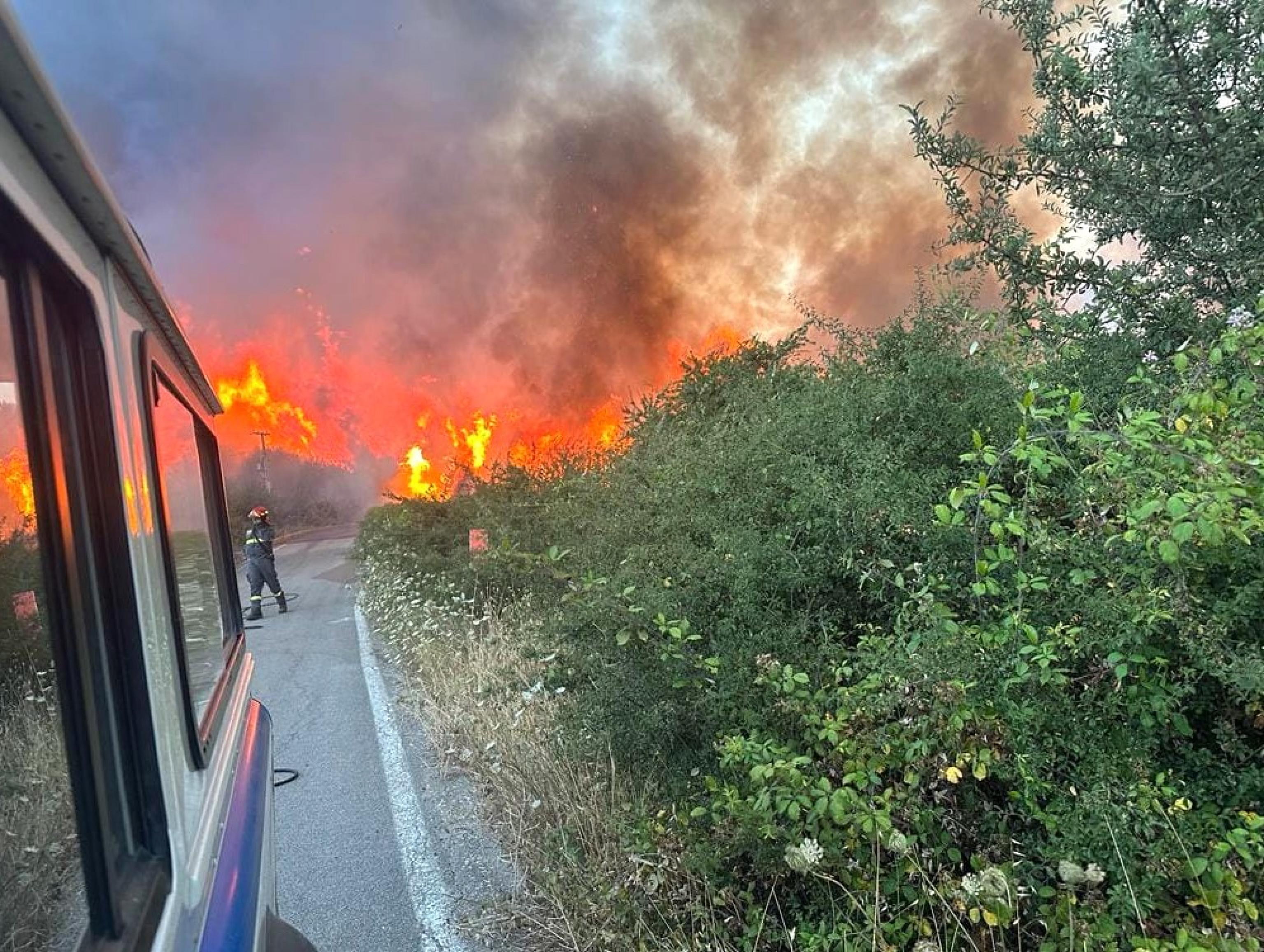 El tráfico local por carretera y ferrocarril también se ha visto muy afectado por los incendios.