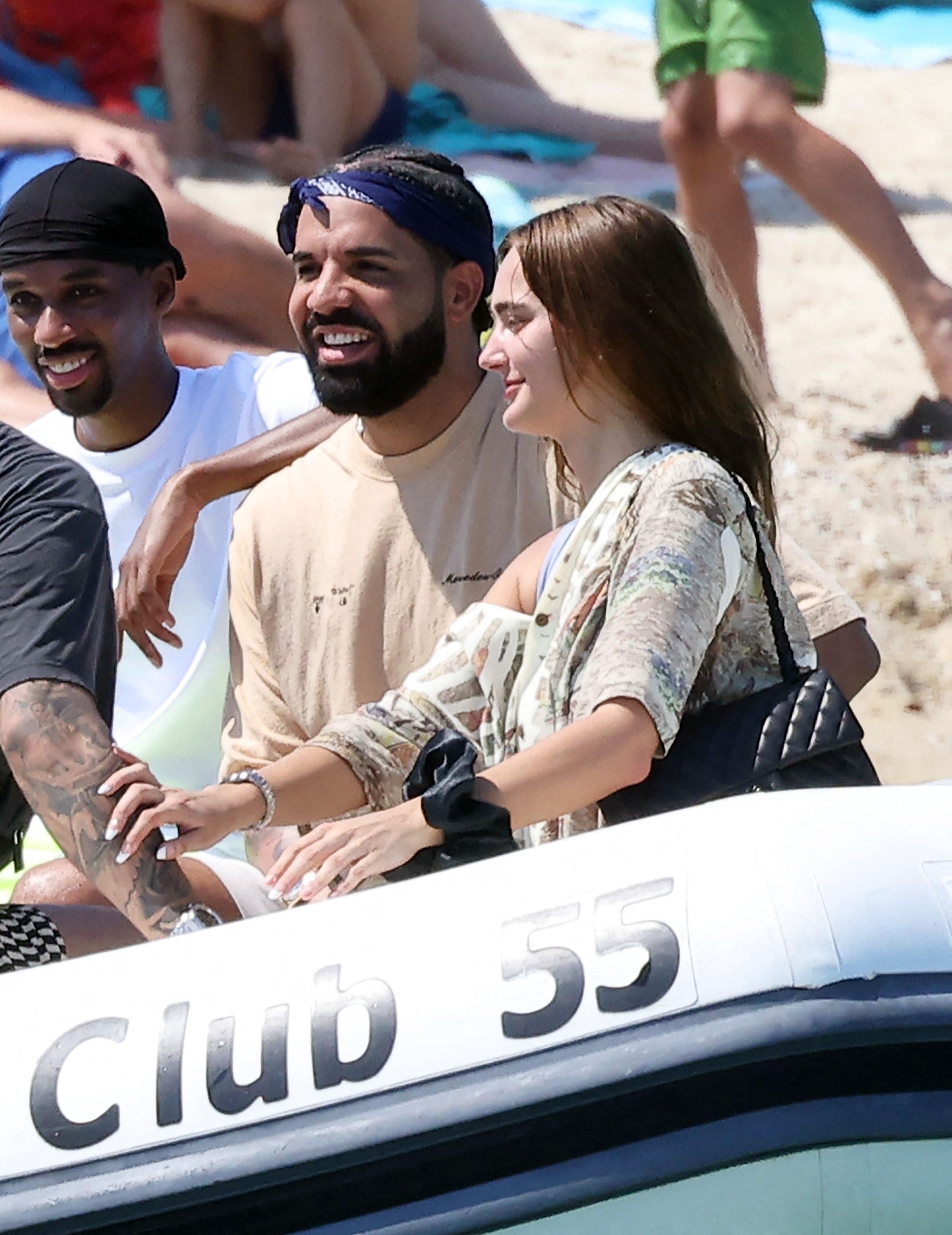 Drake fue visto llegando al club en bote.
