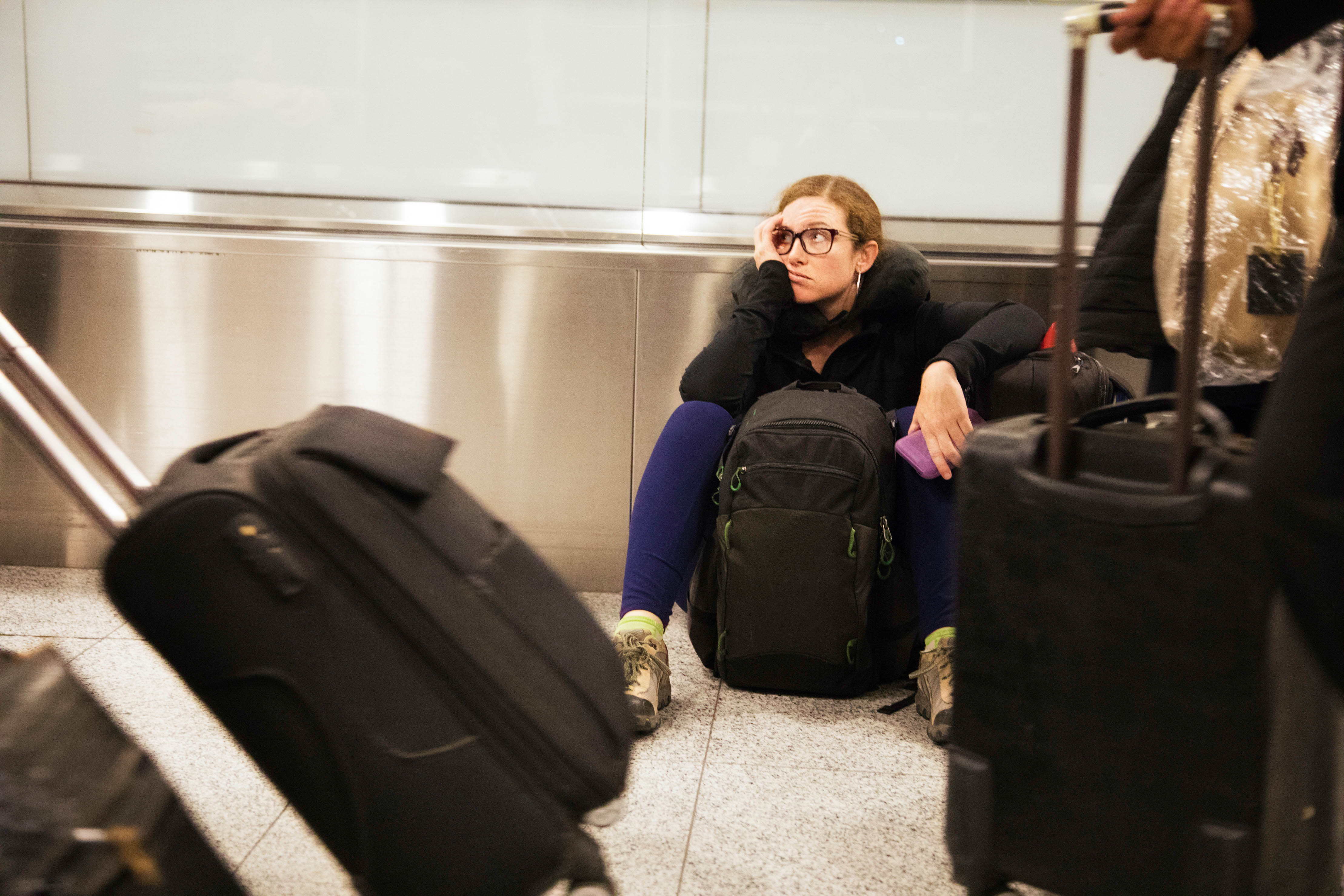 Es importante quitar las etiquetas de equipaje antiguas para asegurarse de que la información de destino correcta esté en su equipaje facturado.