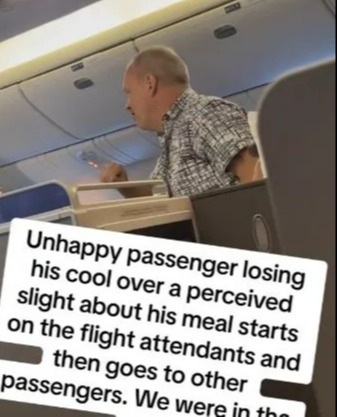 Un hombre obligó al personal a secuestrar un vuelo de United Airlines después de sufrir un colapso durante su comida